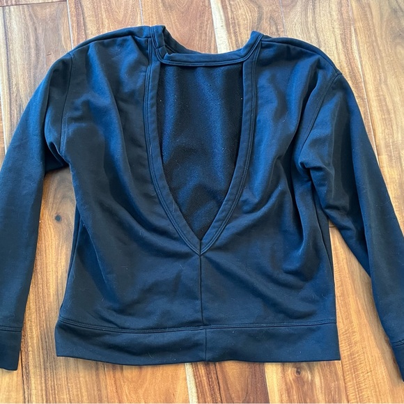 Nike Top - Nike Versa Open Back Sweatshirt Long-Sleeve - Black Size S - DRI-FIT - Picture 3 of 3